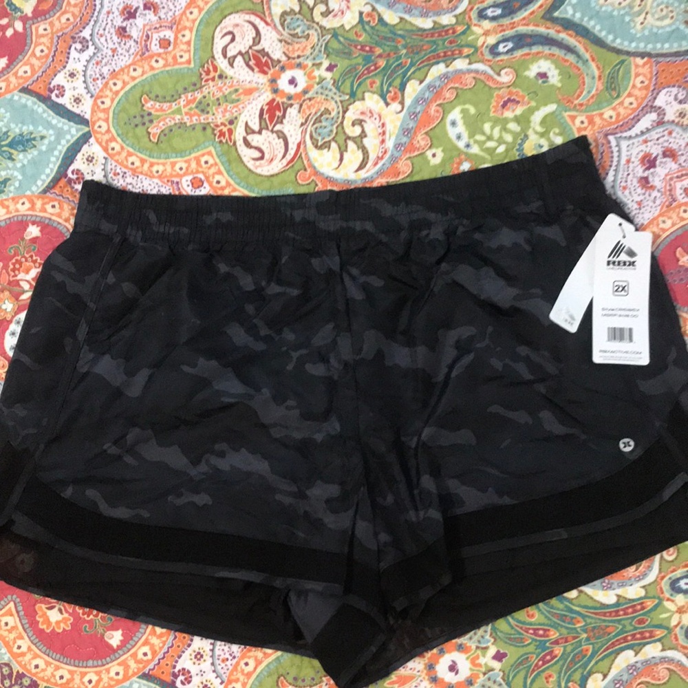 NEW WITH TAGS Reebok Plus-Size 2X Women’s Active Shorts, Black/Gray Camo